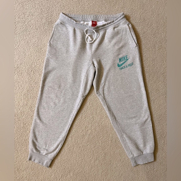 SOLD Men’s NIKE Track & Field jogger sweatpants. Size XL - Picture 2 of 7